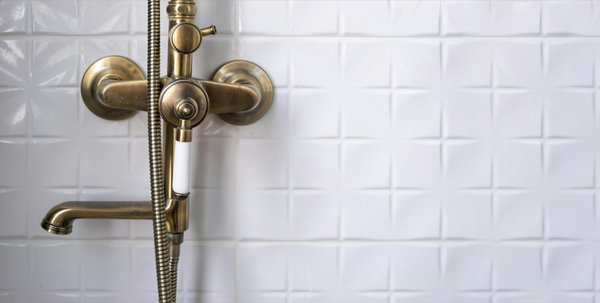 Tomette salle de bain : charme rustique et conseils d'installation