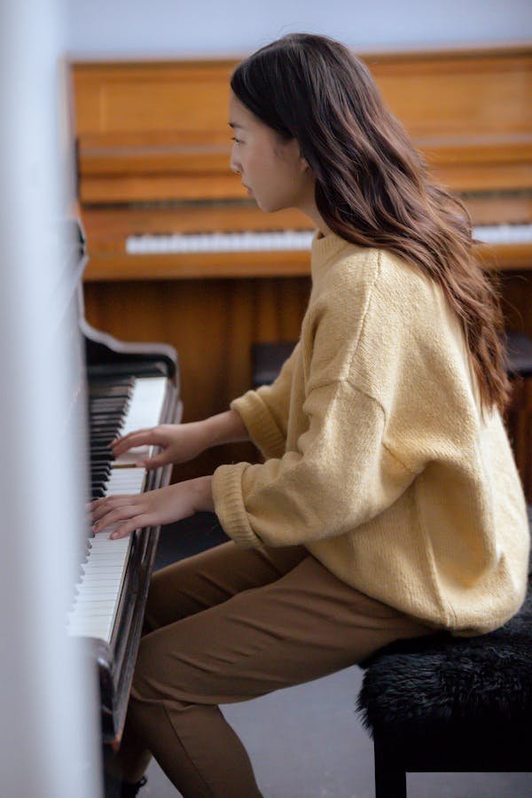 Cours de piano pour adultes à domicile : apprendre facilement chez soi